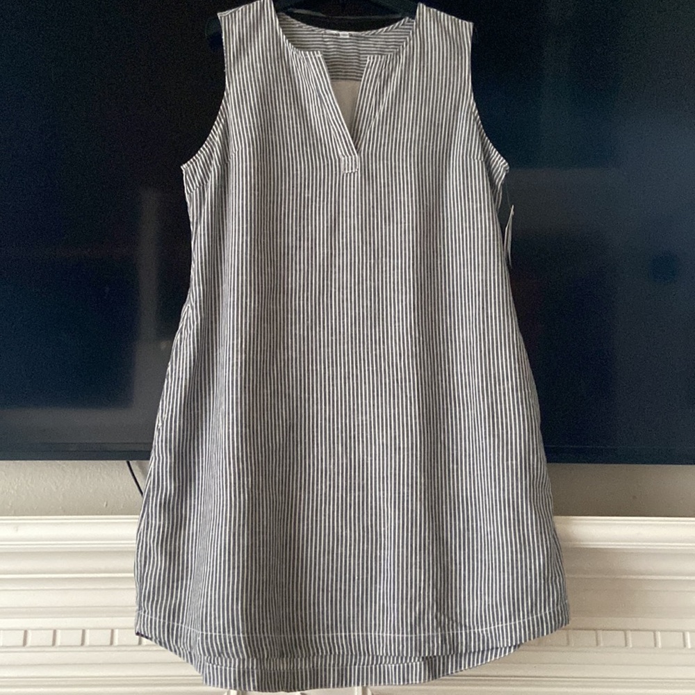 NOTCH NECK PINSTRIPE  SLEEVELESS SHIFT DRESS